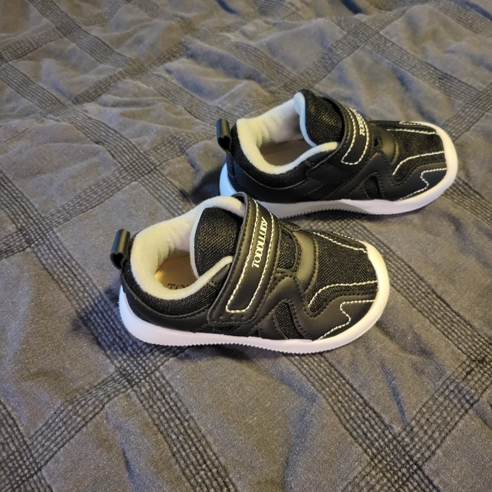Toddler shoes size 5 velcro strap